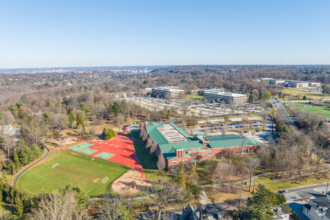 Radnor Elementary serves 571 students.