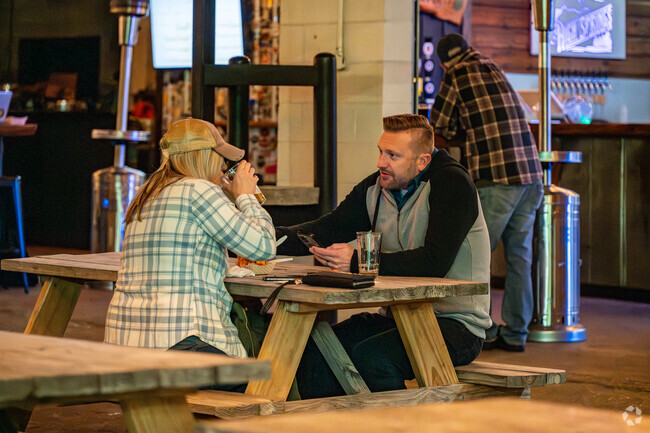 In nearby High Springs, Spring Ridge families can enjoy the nightlife.