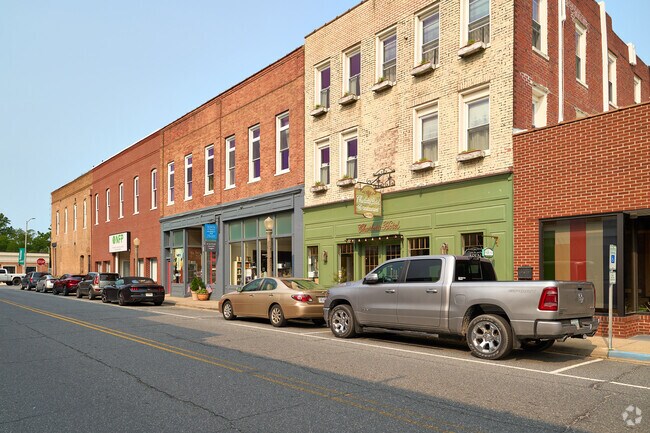 Shops and galleries line along North Street in downtown Onancock.