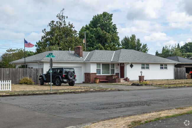 One story houses are the standard home in Santiam, OR.