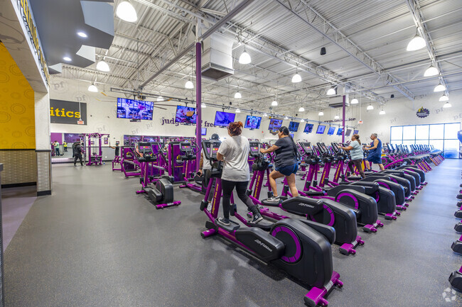 Planet Fitness near Sunset Villa provides an affordable fitness solution, featuring 24-hour access and a range of amenities to support your health goals.