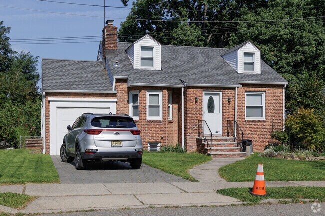 There are many modestly sized vintage Cape Cod-style homes in Leonia.