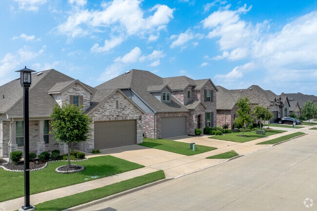 Paloma Creek South has single-story and two-story homes with manicured lawns.