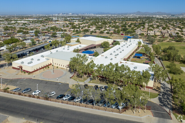 Cloves C Campbell Sr Elementary School in Phoenix is located south of downtown Phoenix.