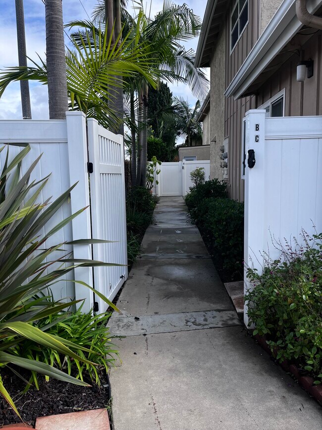 16522 Hillview Cir unit B, Huntington Beach, CA 92649 - photo 5