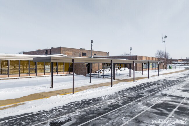 Robert Frost Junior High School has 664 students in enrollment.