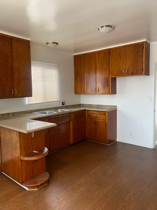 4380 W 136th St unit C, Hawthorne, CA 90250 - photo 3