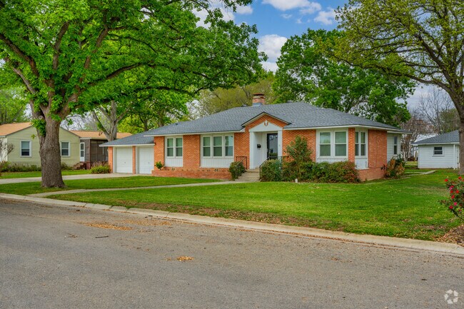 There are many ranch-style homes in Hondo, TX.