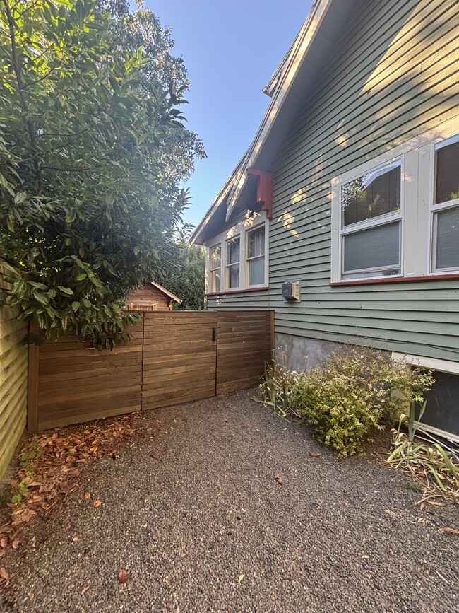 8015 N John Ave unit Upper, Portland, OR 97203 - photo 4