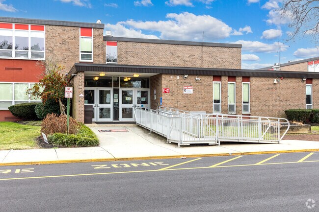 Memorial Middle School received a C- rating from Niche.