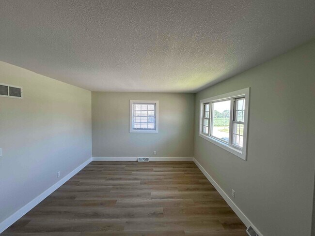 407 W 65th St, Davenport, IA 52806 - photo 3