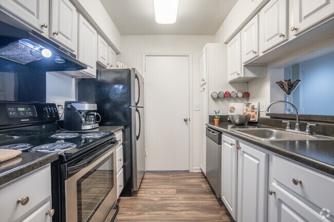 2BR, 2BA - 1,046SF - Kitchen