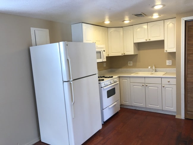 533 15th Ave, Silvis, IL 61282 - photo 2