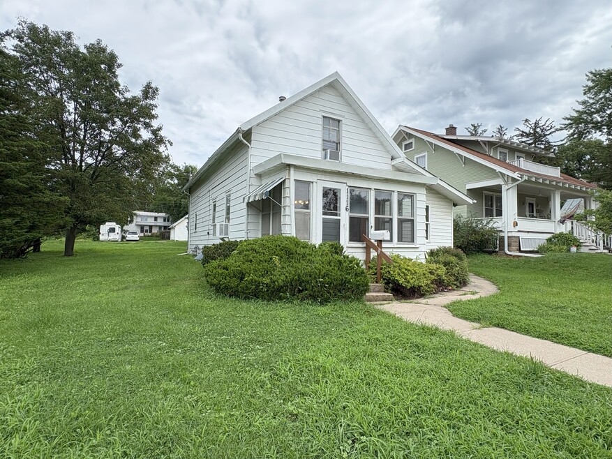 1116 E Davenport St, Iowa City, IA 52245 - photo 1