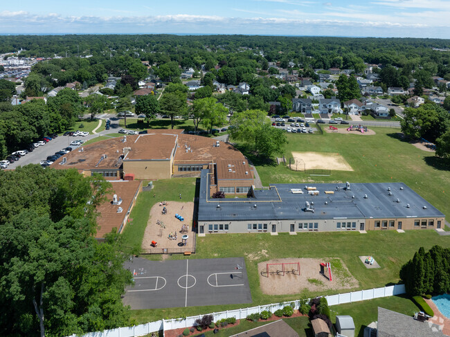 Village Elementary School in Syosset has a student to teacher ratio of 11:1.