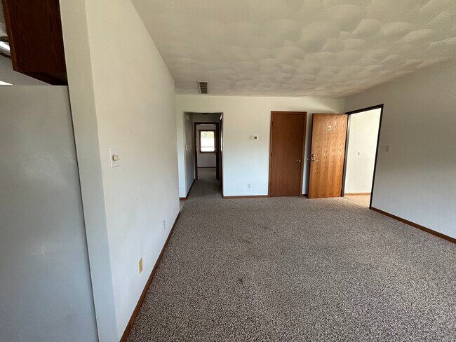 715 S Canterbury Dr unit 3, Freeport, IL 61032 - photo 5