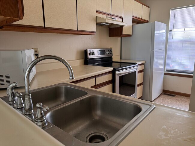 700 N Adelaide St unit 34, Normal, IL 61761 - photo 4