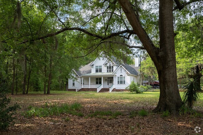 Large two story farmhouses are spread throughout Dale.