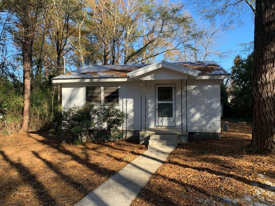 Precious 1BR/1BA Cottage On N Ross