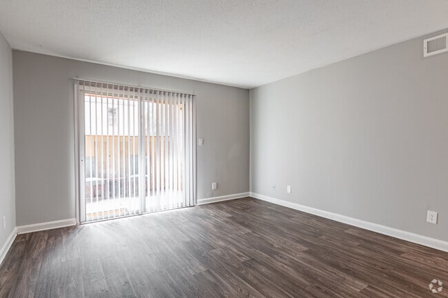 2BR, 1.5BA - 1000SF Living