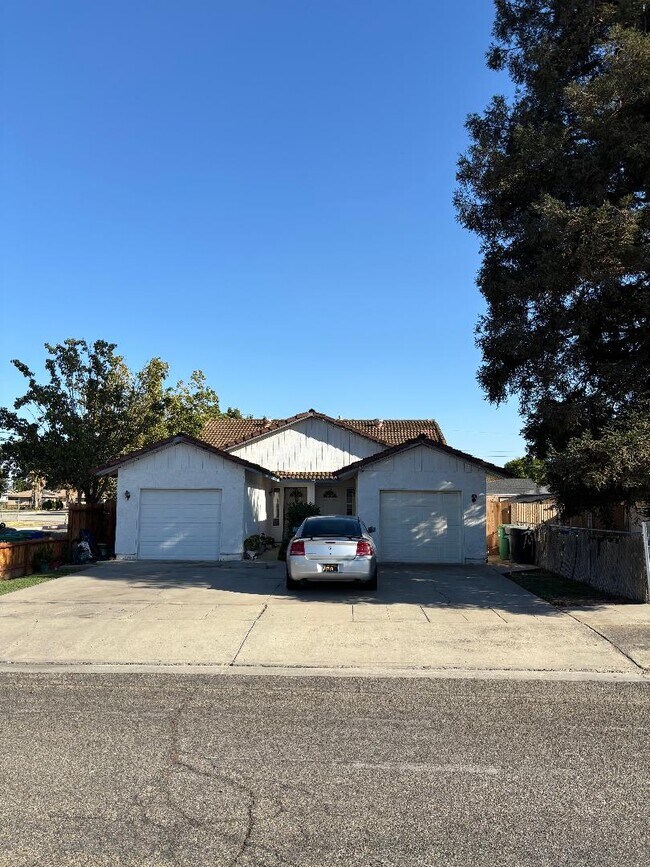901 Trinity Ave, Chowchilla, CA 93610