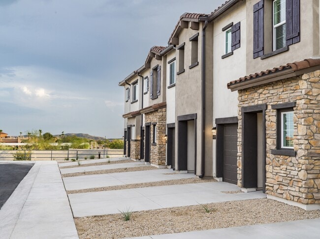 Aster Ridge townhomes: the perfect blend of contemporary architecture and Arizona charm.