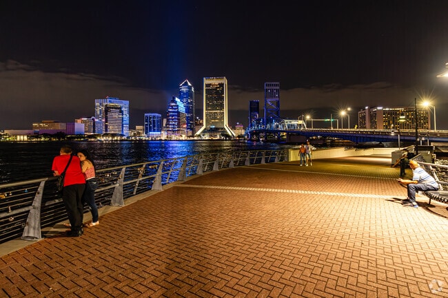 The Southbank Riverwalk is easily accessible from Springfield with scenic paths to walk along.