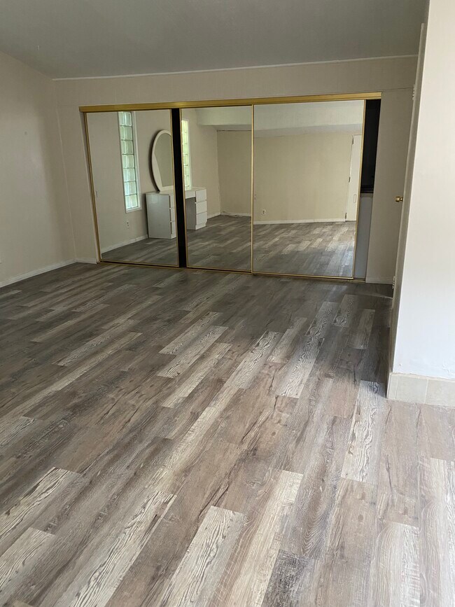 19700 Friar St, Woodland Hills, CA 91367