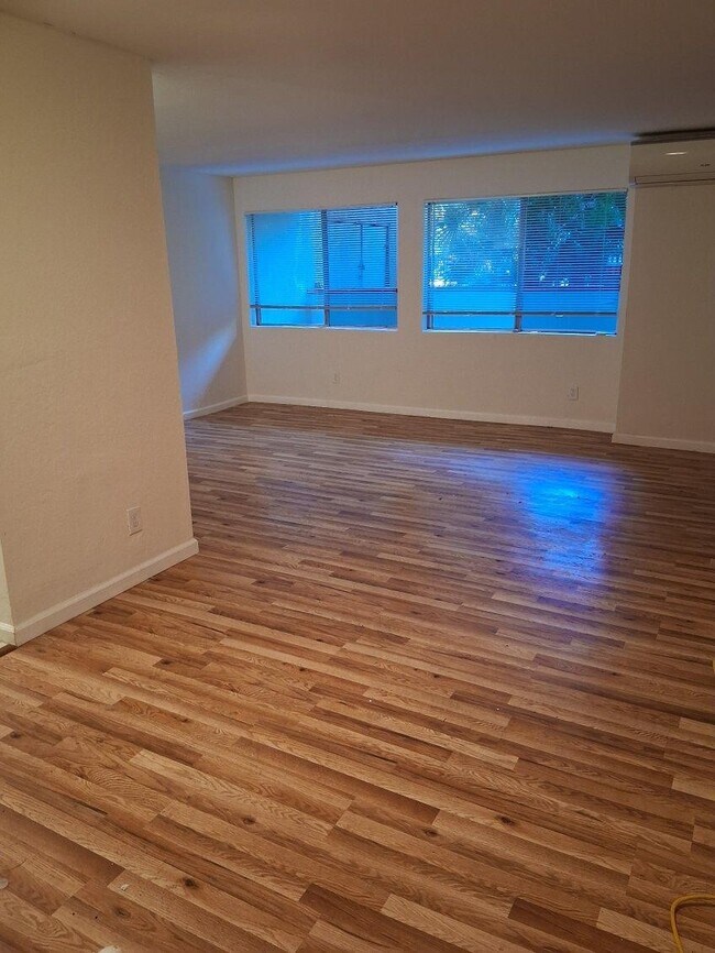 18440 Hatteras St, Tarzana, CA 91356