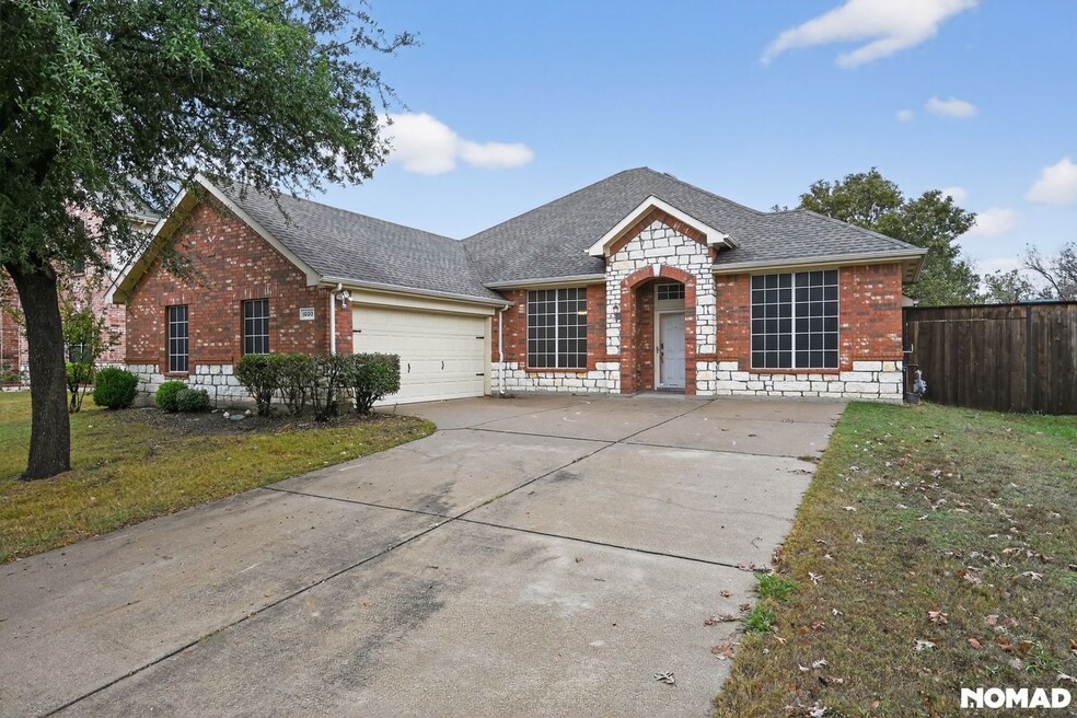 1020 Fair Oaks Dr, Grand Prairie, TX 75052 - photo 1