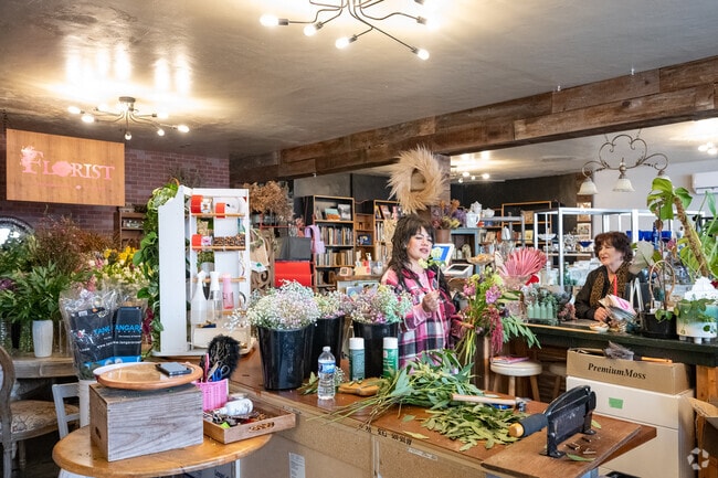 Flowers Fresco provides beautiful flower arrangements and gifts in Crockett.