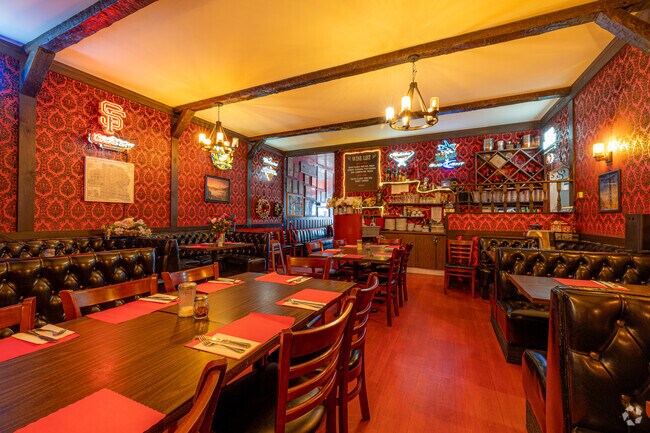 Little Joe’s Pizza in Excelsior, San Francisco has a vintage red interior.