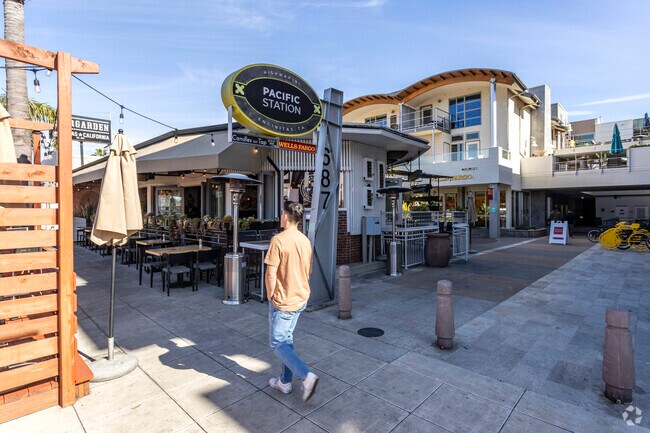 Ground-level shopping center blends lifestyle and retail in Central Encinitas.