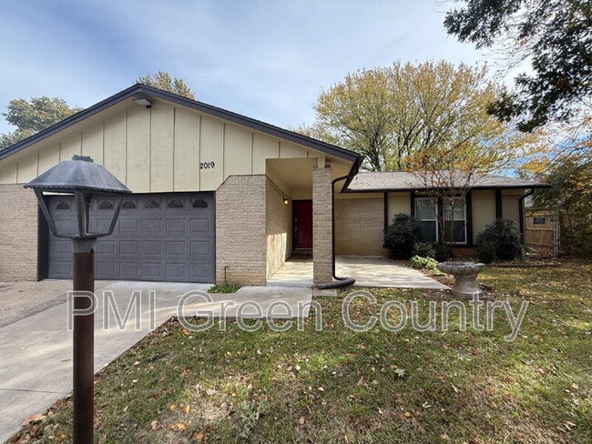 2019 S Gum Ave, Broken Arrow, OK 74012 - photo 2