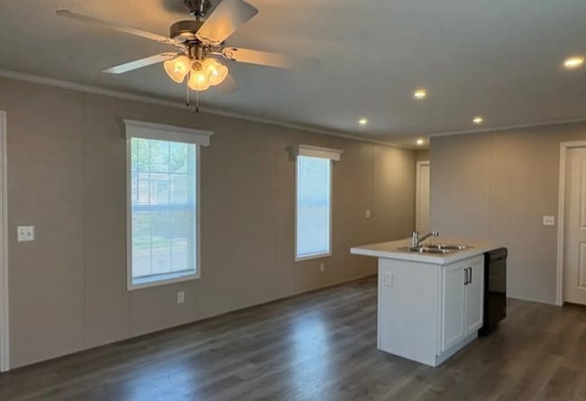 423 Dubois Dr, Howell, MI 48843 - photo 3