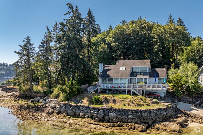 Shoreline beach bungalows are quite common in Rocky Point.
