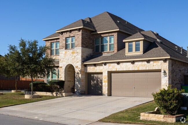 Modern traditional homes are common in Helotes.