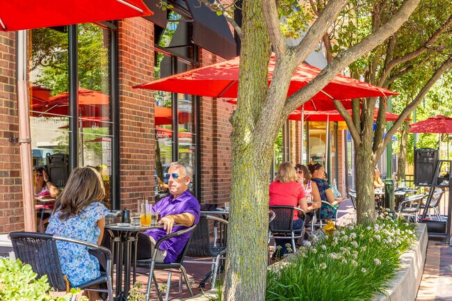 The downtown area of St. Charles has restaurants with outdoor seating.