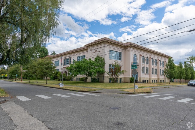 The student-teacher ratio at Lincoln Elementary School is 14:1.
