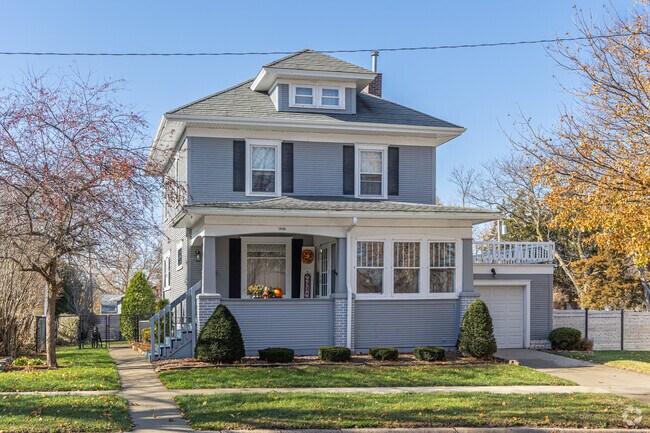 American Foursquare homes in Oelwein reflect early 1900s craftsmanship.