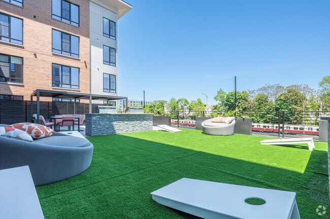 Courtyard with Grills/Lawn Games/Lounging