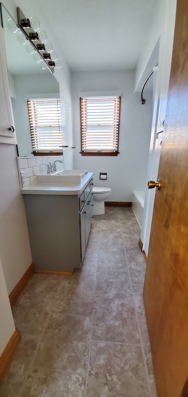 2512 N 4th St, Bismarck, ND 58503 - photo 5