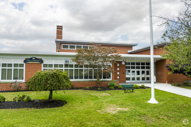 Bellmore's John G. Dinkelmeyer Elementary School has 391 students with a ratio of 13:1.