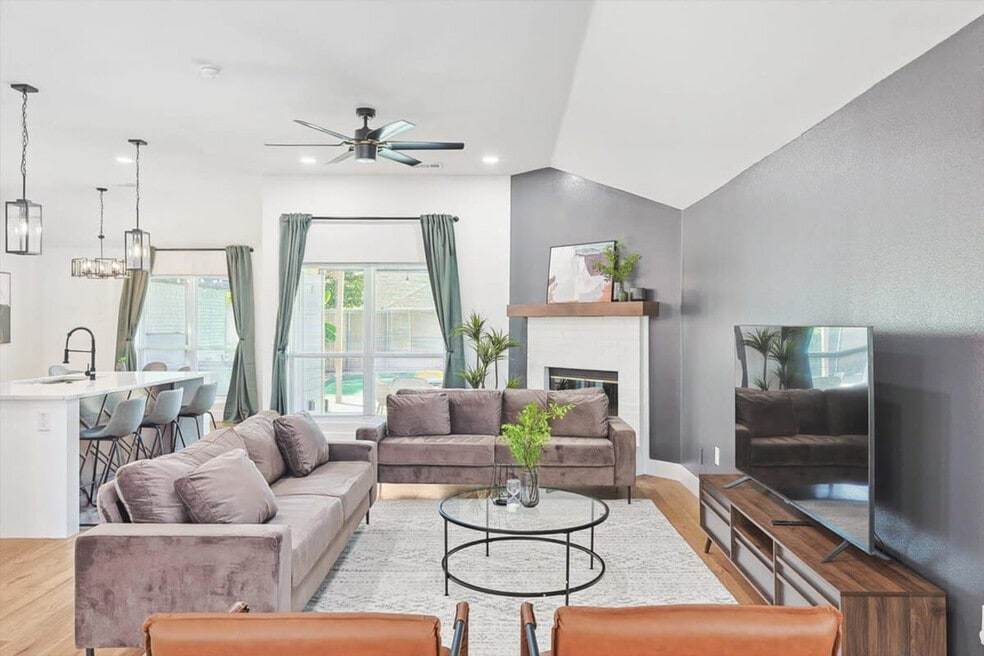 215 Nottingham Dr unit ID1019588P, Waxahachie, TX 75165 - photo 1