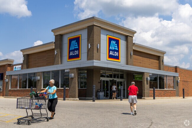 Aldi in Delavan provides affordable groceries just 10 minutes from Darien.