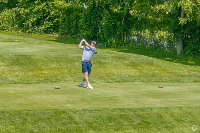 The highly-rated Aurora Country Club was found in 1914.