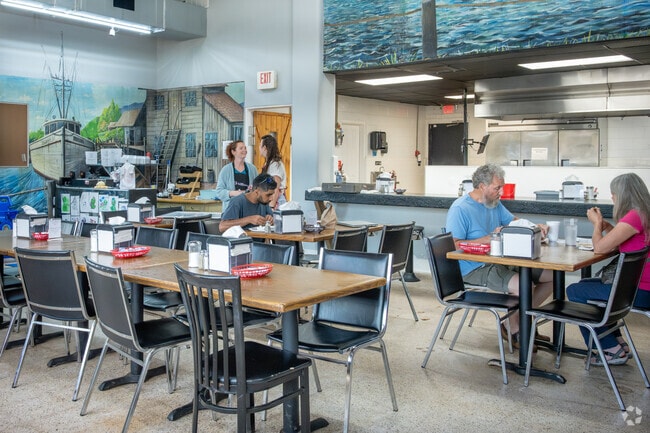 Diners and pocket restaurants are sprinkled throughout Townville.