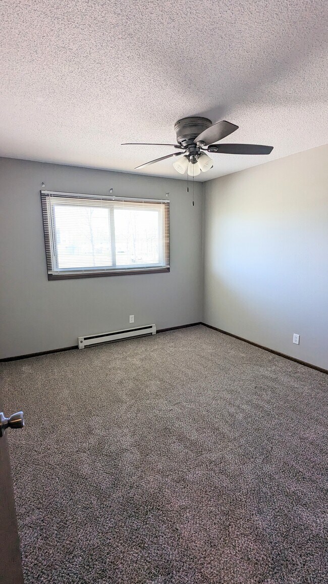 Oakview, Hiawatha, IA 52233 - photo 4