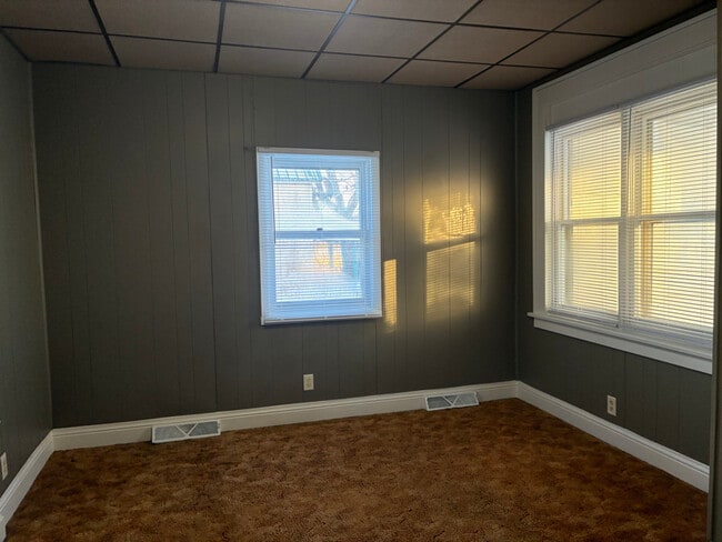 305 E Meade Ct, Luverne, MN 56156 - photo 4