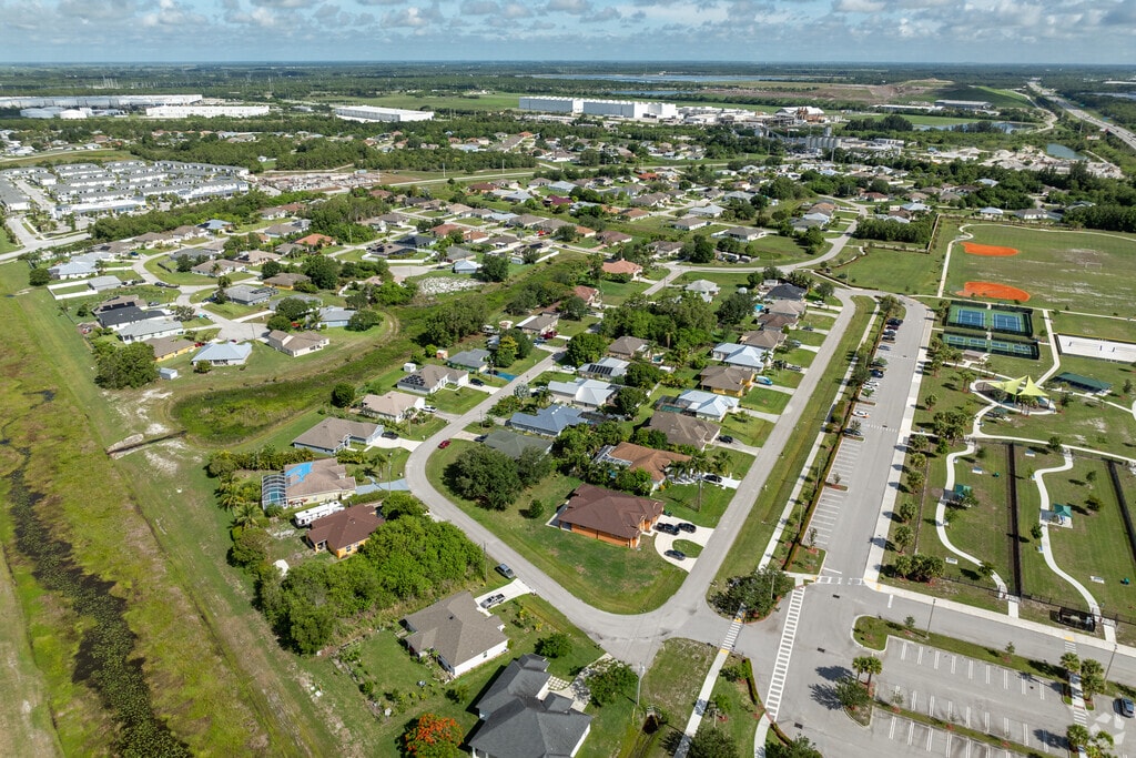 5869 NW Carovel Ave, Port Saint Lucie, FL 34986 MLS R10989284